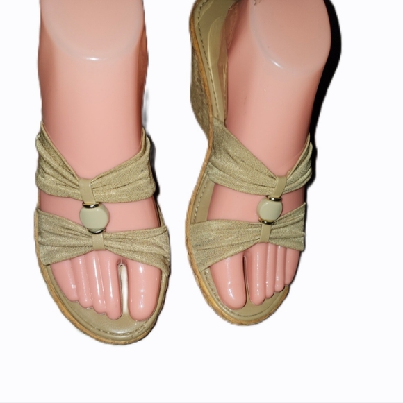 (3/$25) Italian Shoemakers Tan Sandals - Picture 2 of 4